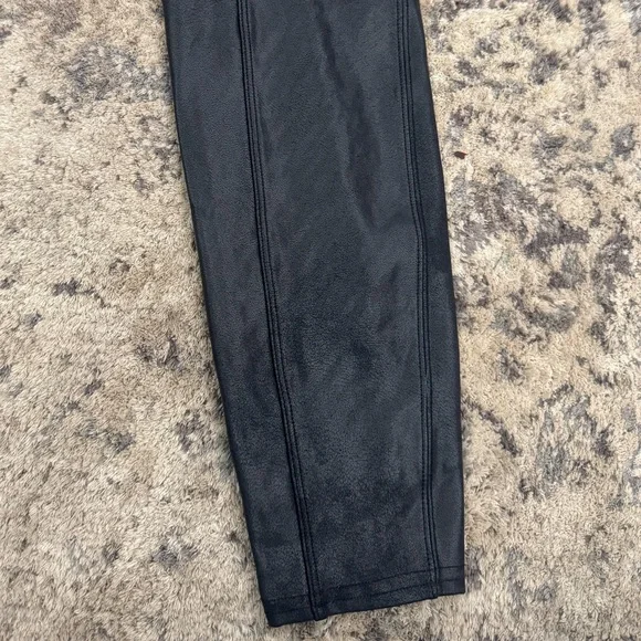 Faux Leather Moto Leggings | Very Black
Spanx / large pet & smoke free - Picture 5 of 6
